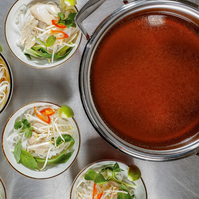 Wietnamska zupa Pho z kurczakiem